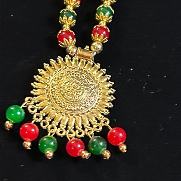 Indian Gold Tone, Green and Red Necklace! - Picture 14 of 17